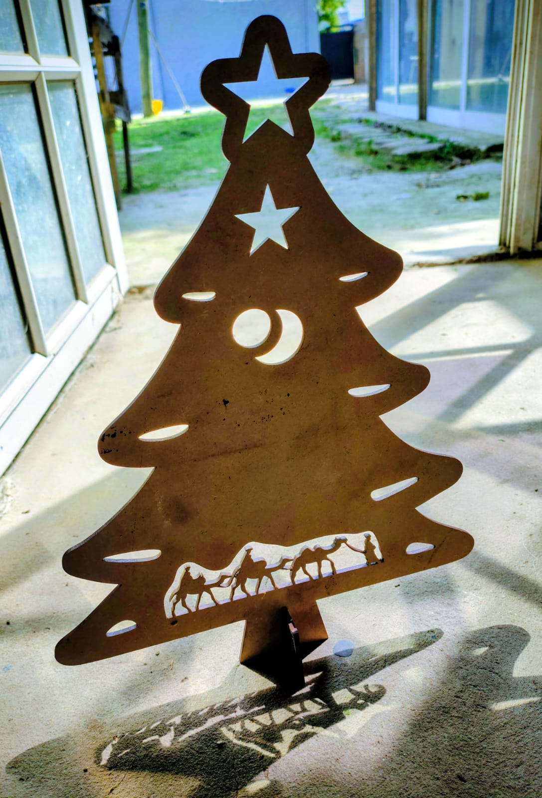 árbol navideño con escenas de la historia de la Navidad